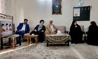 دیدار امام جمعه شهرری و مدیرکل بنیاد شهرستان‌های استان تهران با والده مکرمه شهیدان رضا، صادق و جعفر شجاعی‌فر 